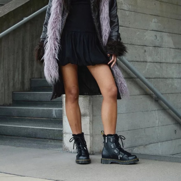 Dr. Martens Women 1460 FAUX FUR LINED LEATHER LACE UP BOOTS Black sz 8 - Picture 1 of 13
